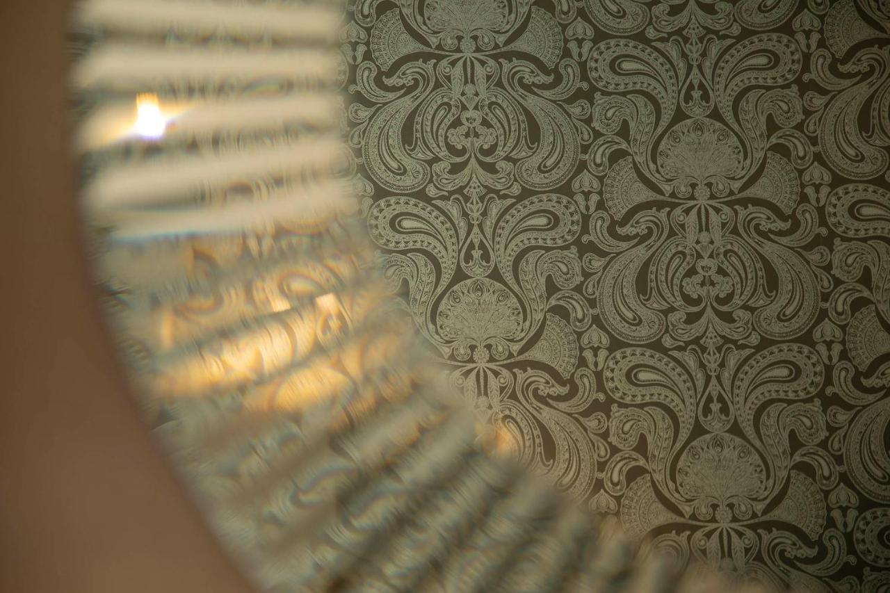Fonab Castle Hotel Pitlochry Esterno foto A close-up of a decorative glass panel