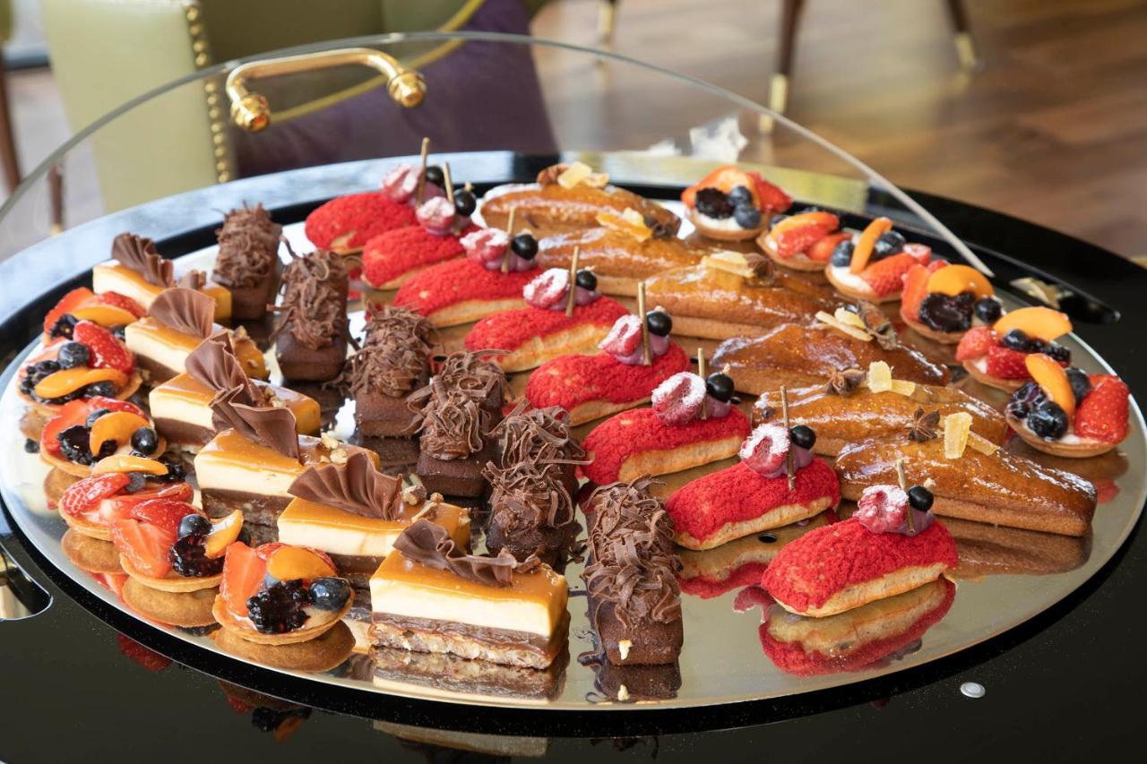 Fonab Castle Hotel Pitlochry Esterno foto A selection of petits fours