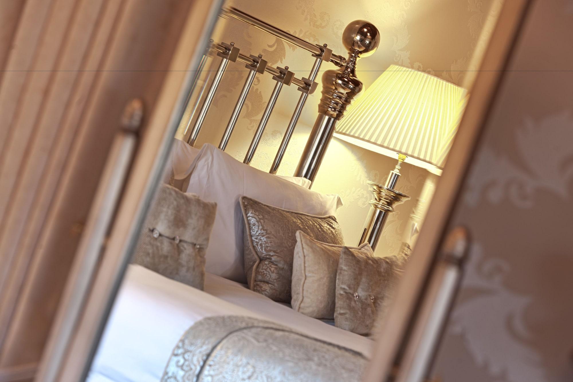 Fonab Castle Hotel Pitlochry Esterno foto A bedroom at the hotel