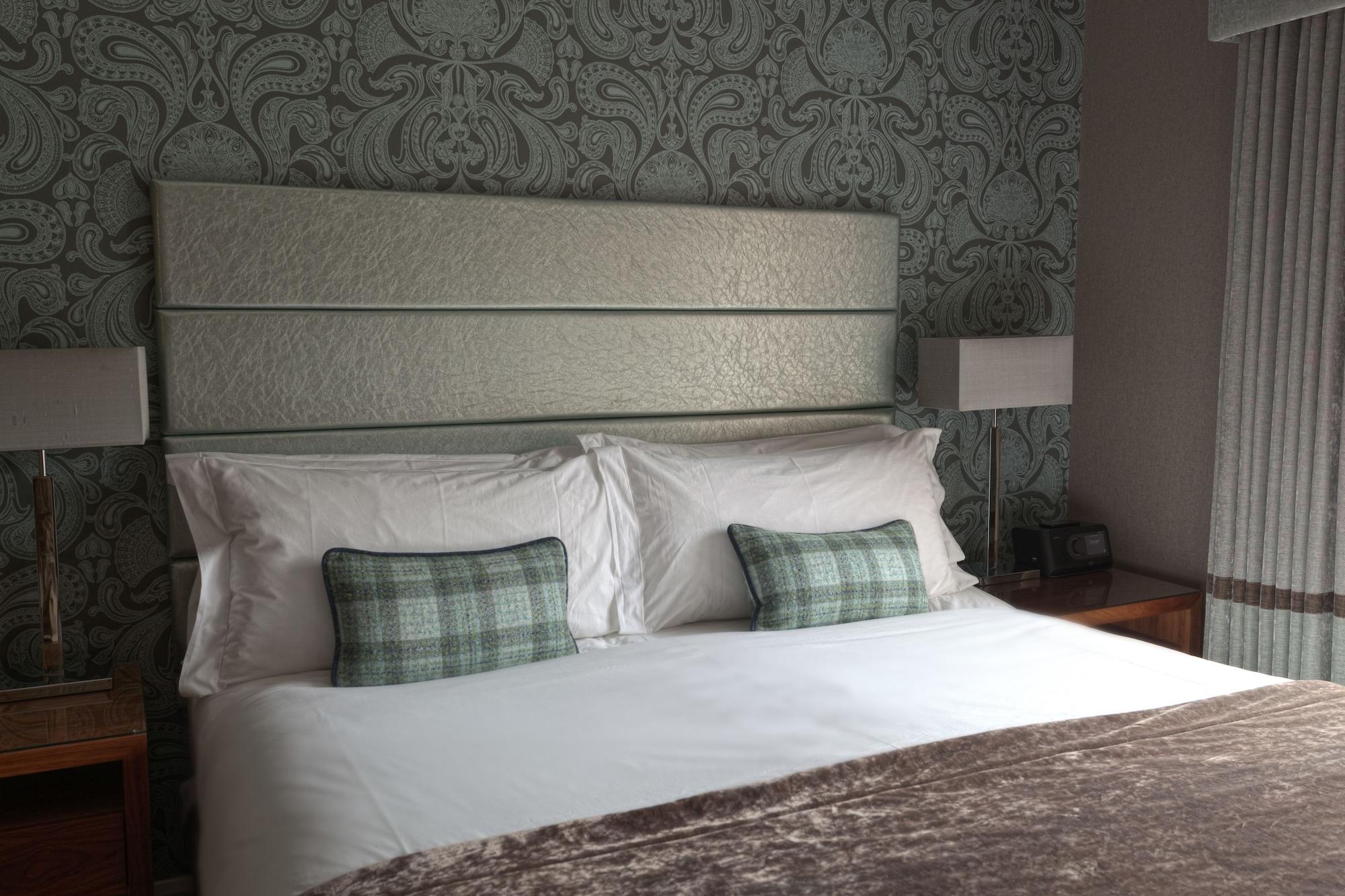 Fonab Castle Hotel Pitlochry Esterno foto A bedroom at the hotel