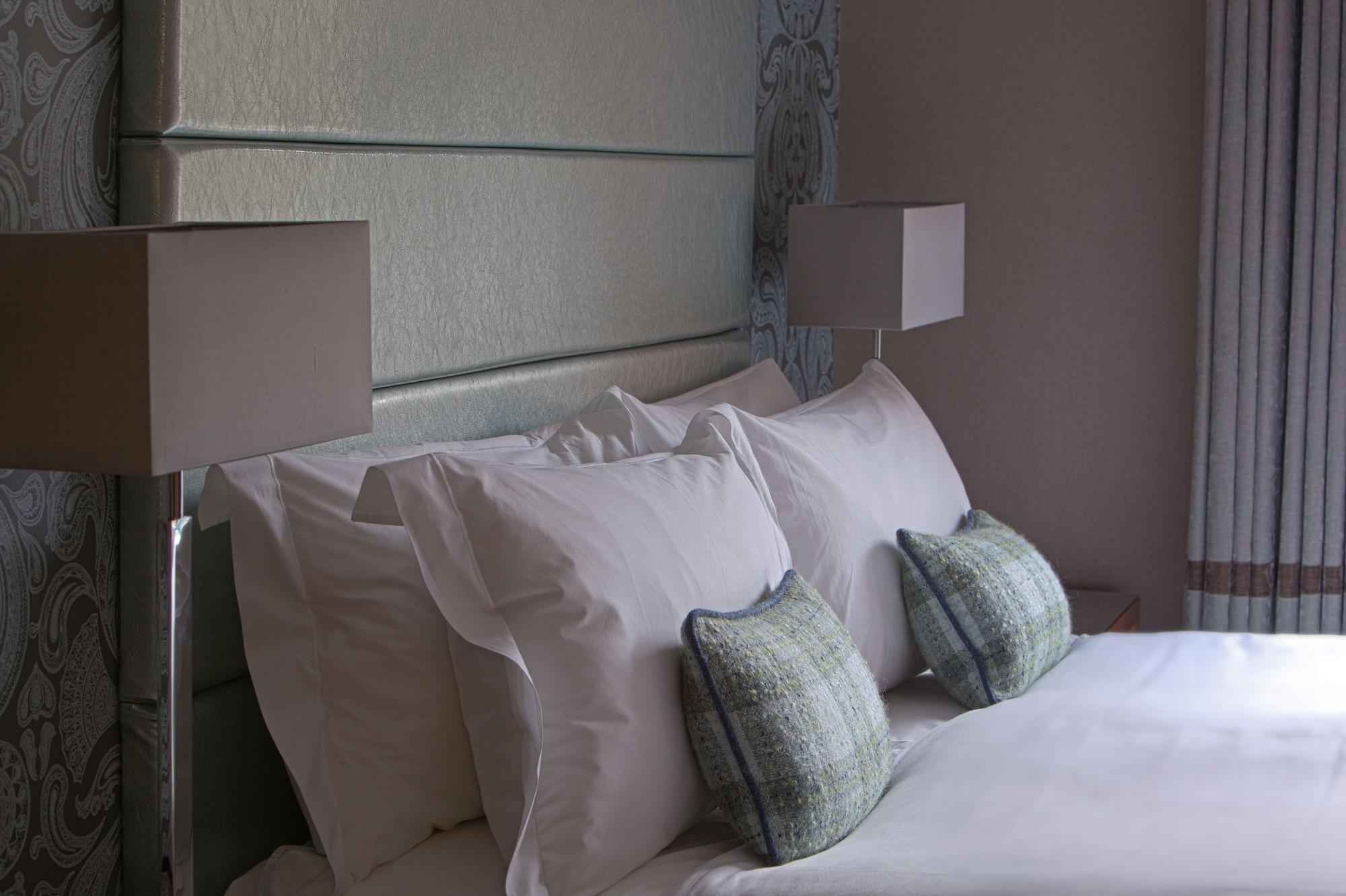 Fonab Castle Hotel Pitlochry Esterno foto A bed with pillows