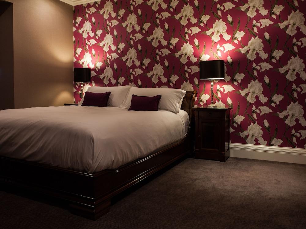 Fonab Castle Hotel Pitlochry Esterno foto A bedroom with wallpaper