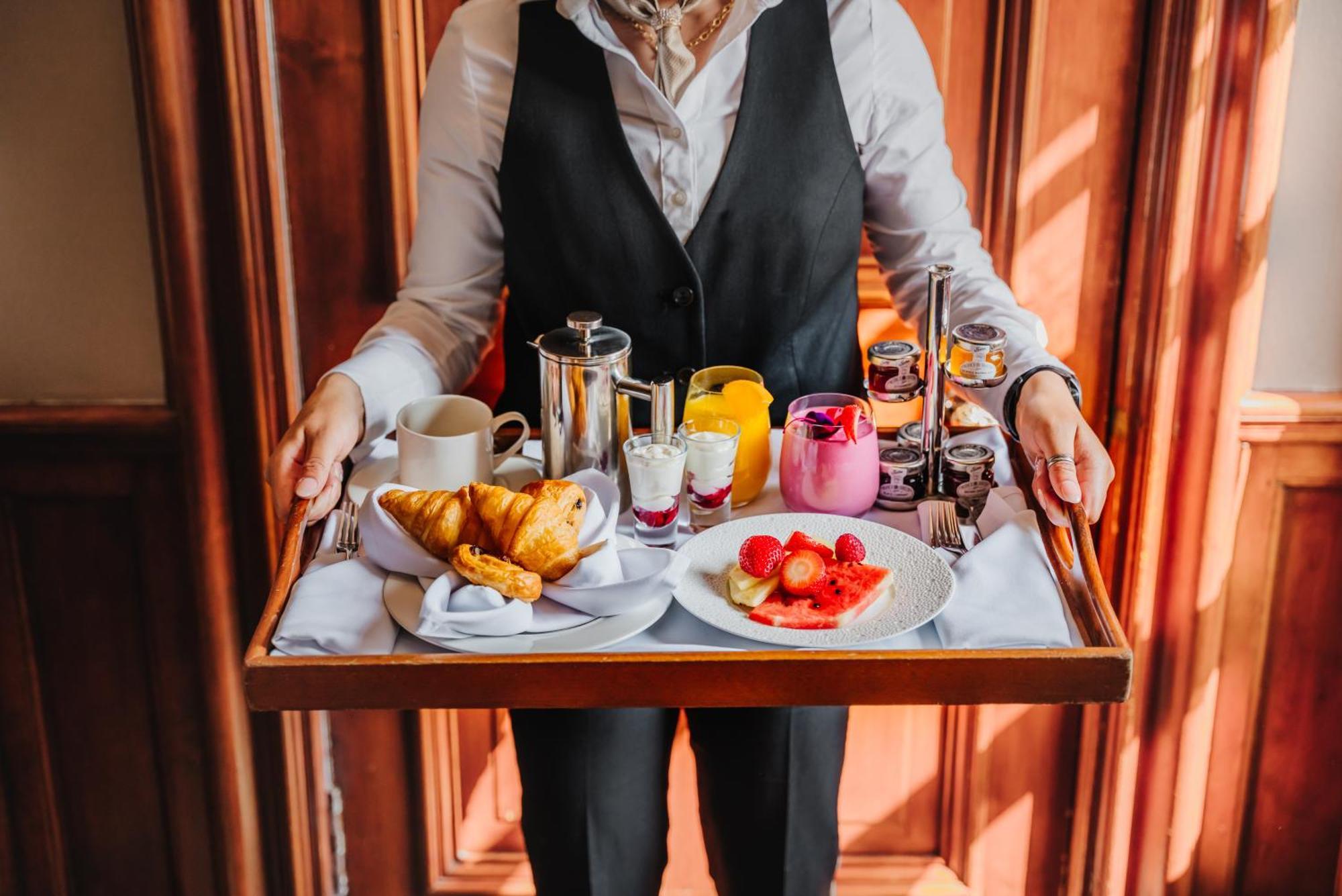 Fonab Castle Hotel Pitlochry Esterno foto Room service