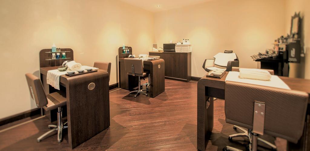 Fonab Castle Hotel Pitlochry Esterno foto A nail salon