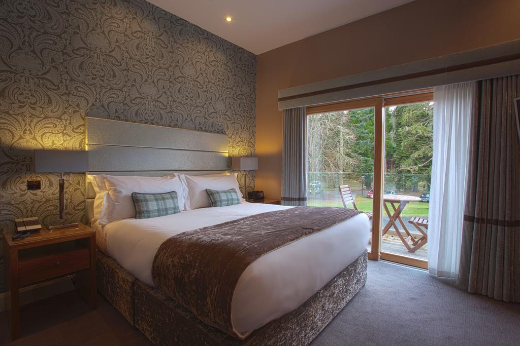 Fonab Castle Hotel Pitlochry Esterno foto A bedroom at the hotel