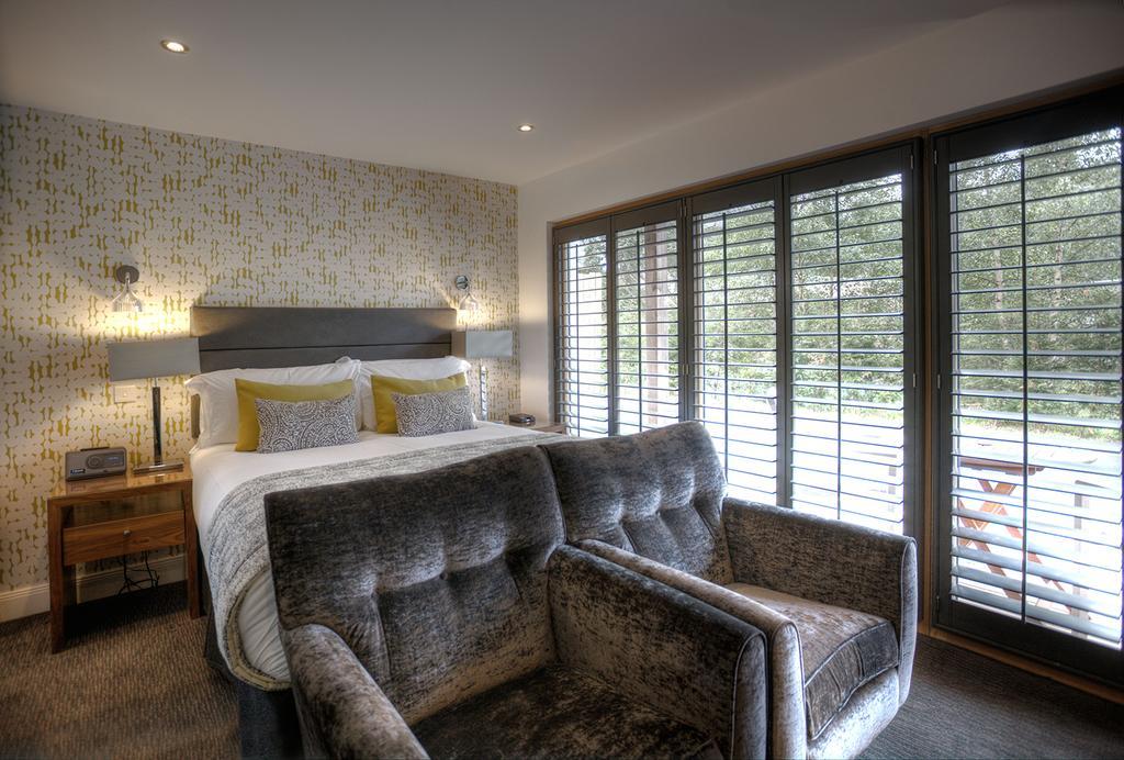 Fonab Castle Hotel Pitlochry Esterno foto A bedroom at The Old Vicarage Hotel